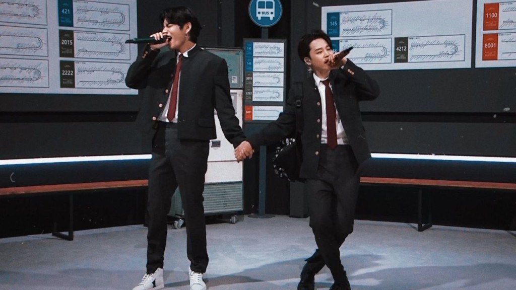 泰亨同Jimin拖住手唱《Friends》。