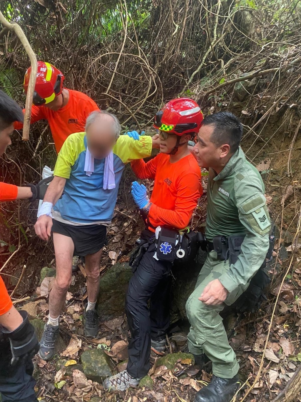 老翁安全獲救。 老翁安全獲救。