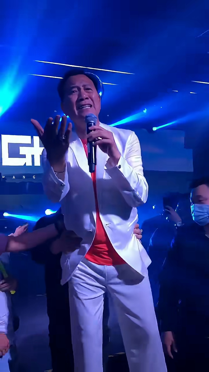 日前又有一段萬梓良險跌落台的短片瘋傳。 日前又有一段萬梓良險跌落台的短片瘋傳。
