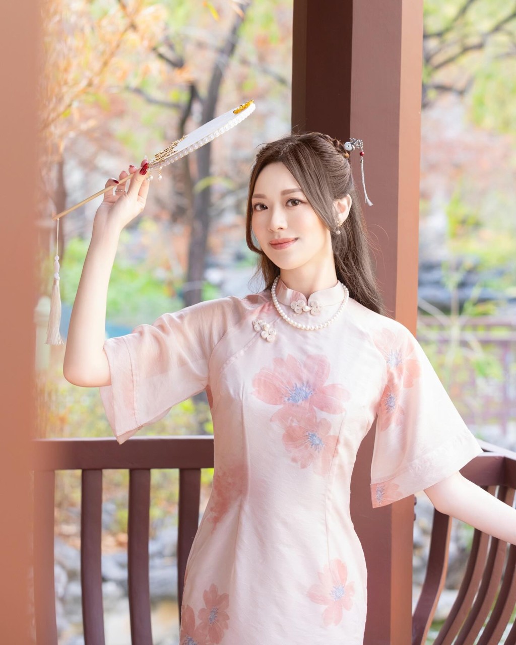冯盈盈穿上不同传统服饰，又在IG分享诗词歌赋或名人金句。