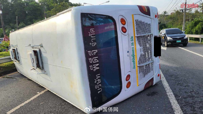 泰国接载中国游客旅游巴士翻车。