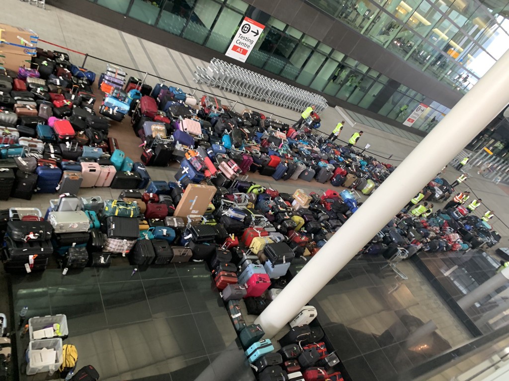 大批行李滞留希斯路机场。Twitter图片