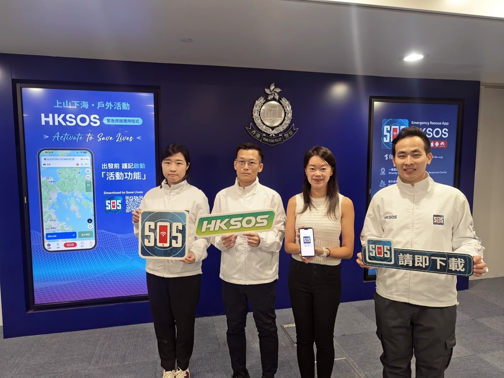 警務處資訊系統部人員介紹「HKSOS」的功能,市民屈小姐(右二)分享使用經歷。 警務處資訊系統部人員介紹「HKSOS」的功能,市民屈小姐(右二)分享使用經歷。