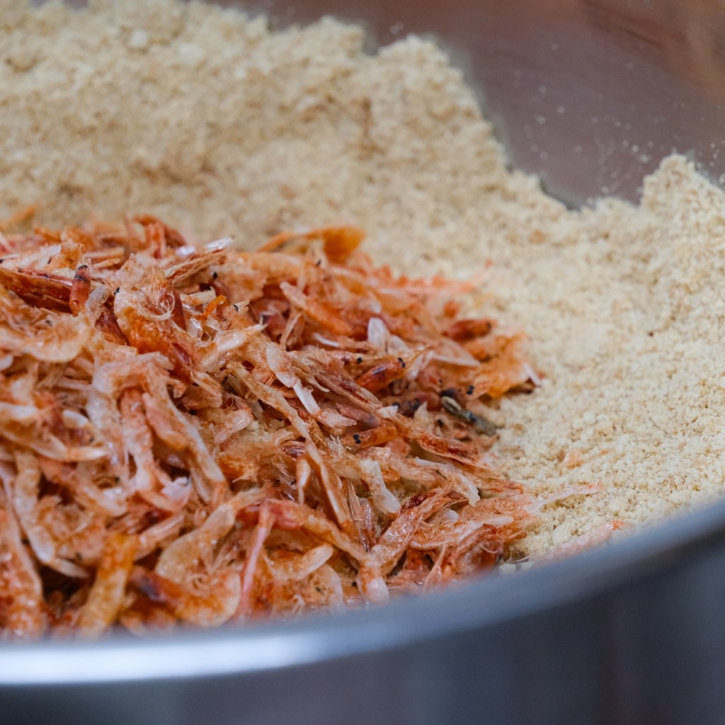 把西贡赤米虾乾，日本樱花虾乾以及日本乾瑶柱元素加入日式芝士蛋糕中！（图片来源：ch.eese.dept ）