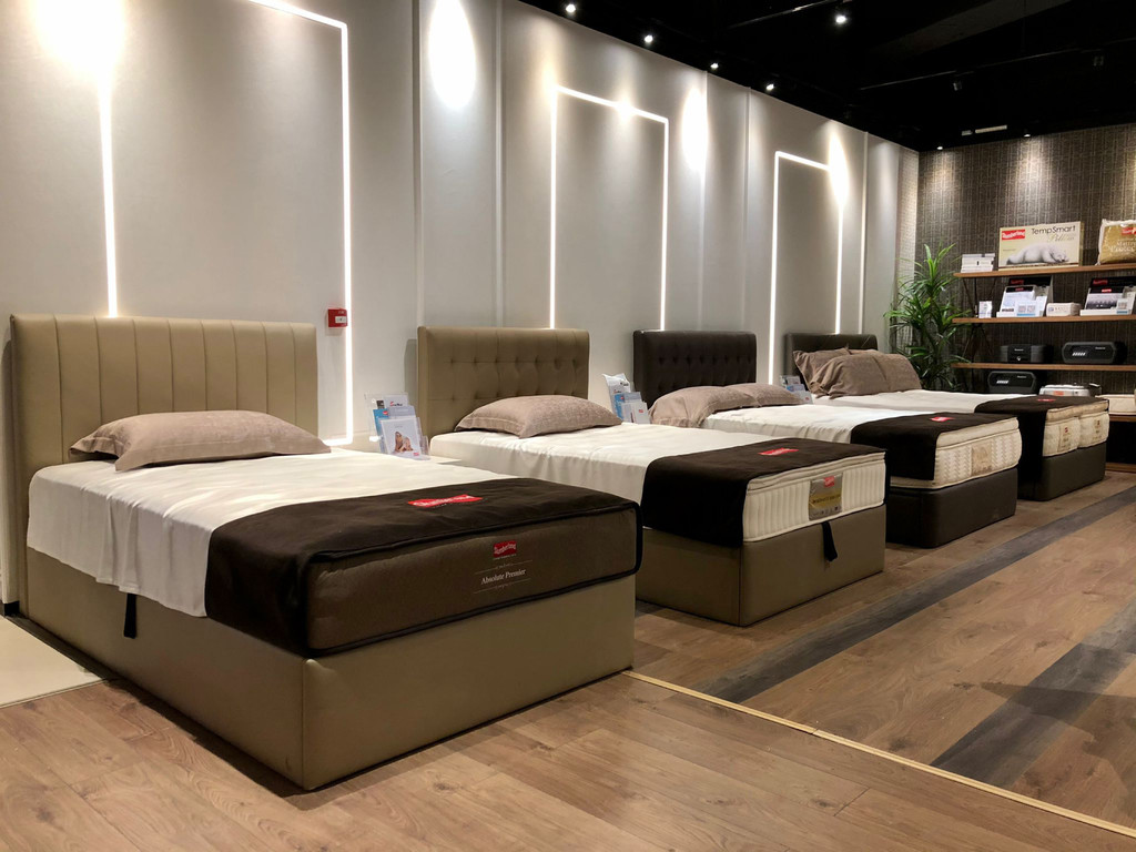 斯林百蘭專門店擺放多款創新及豪華床褥享受，涉及不同系列，例如TempSmart™系列、Royal系列床褥，歡迎顧客親身體驗。