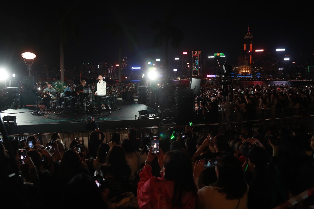 张天赋（MC）昨晚在文化中心露天广场举行演唱会。