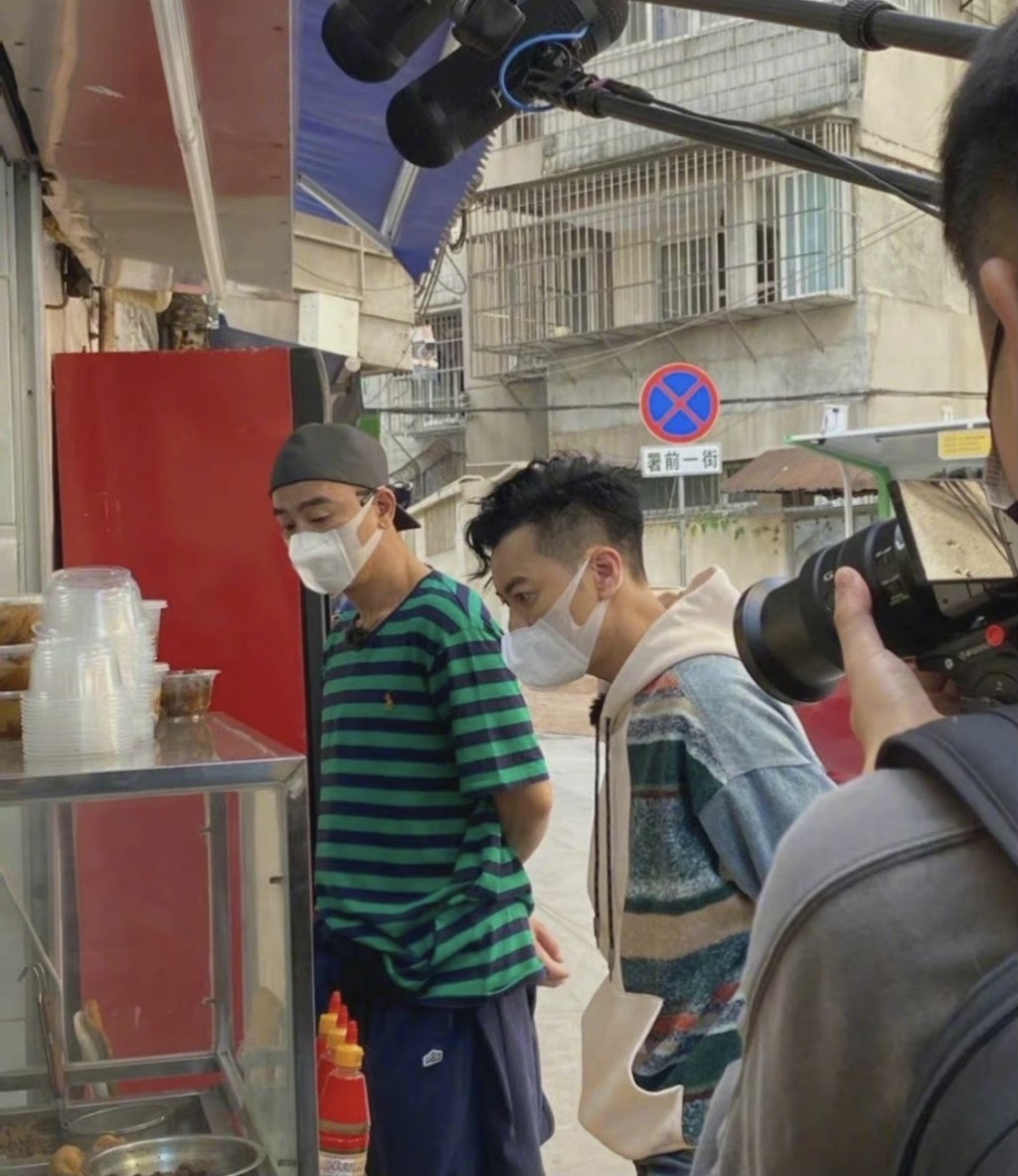 小春(左)和梁漢文對美食甚有興趣。