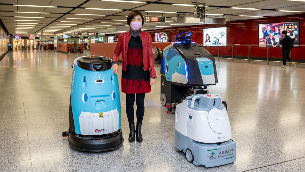 港鐵公司市務及客戶體驗總經理梁靜雯展示車站最新引入的清潔機械人。