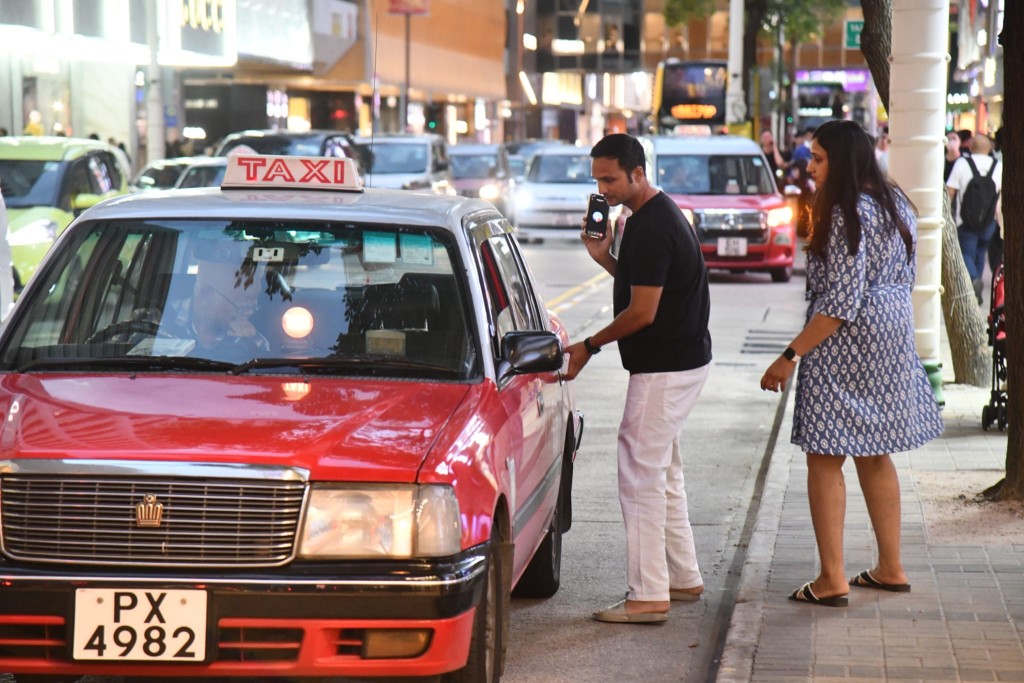 的士界揚言若無滿意答覆,會停供銀行按揭。 的士界揚言若無滿意答覆,會停供銀行按揭。