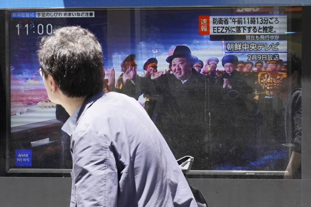 在首尔市民关注北韩再射弹道导弹的消息。美联社
