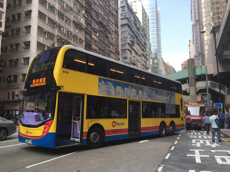 巴士與消防車相撞。突發事故報料區網民Leo Kong‎圖片