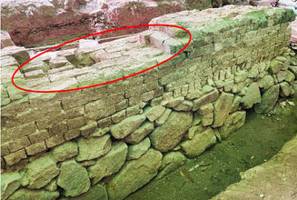考古专家发现南北两面的部分围墙，但部份地基之上的砖层已经残缺不全(红圈示)。韦志诚网志图片