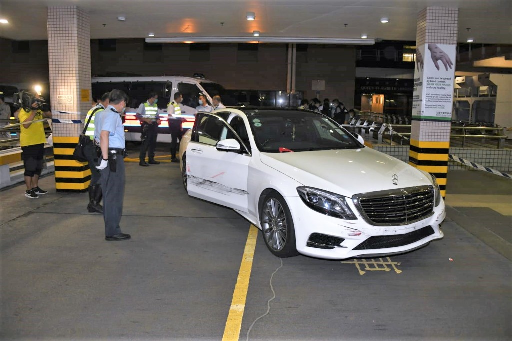 涉事私家車玻璃碎裂。