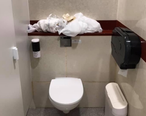 網民Yun Man Wong分享相片,見到女廁有一堆換下的衣物。香港機場實況討論區FB