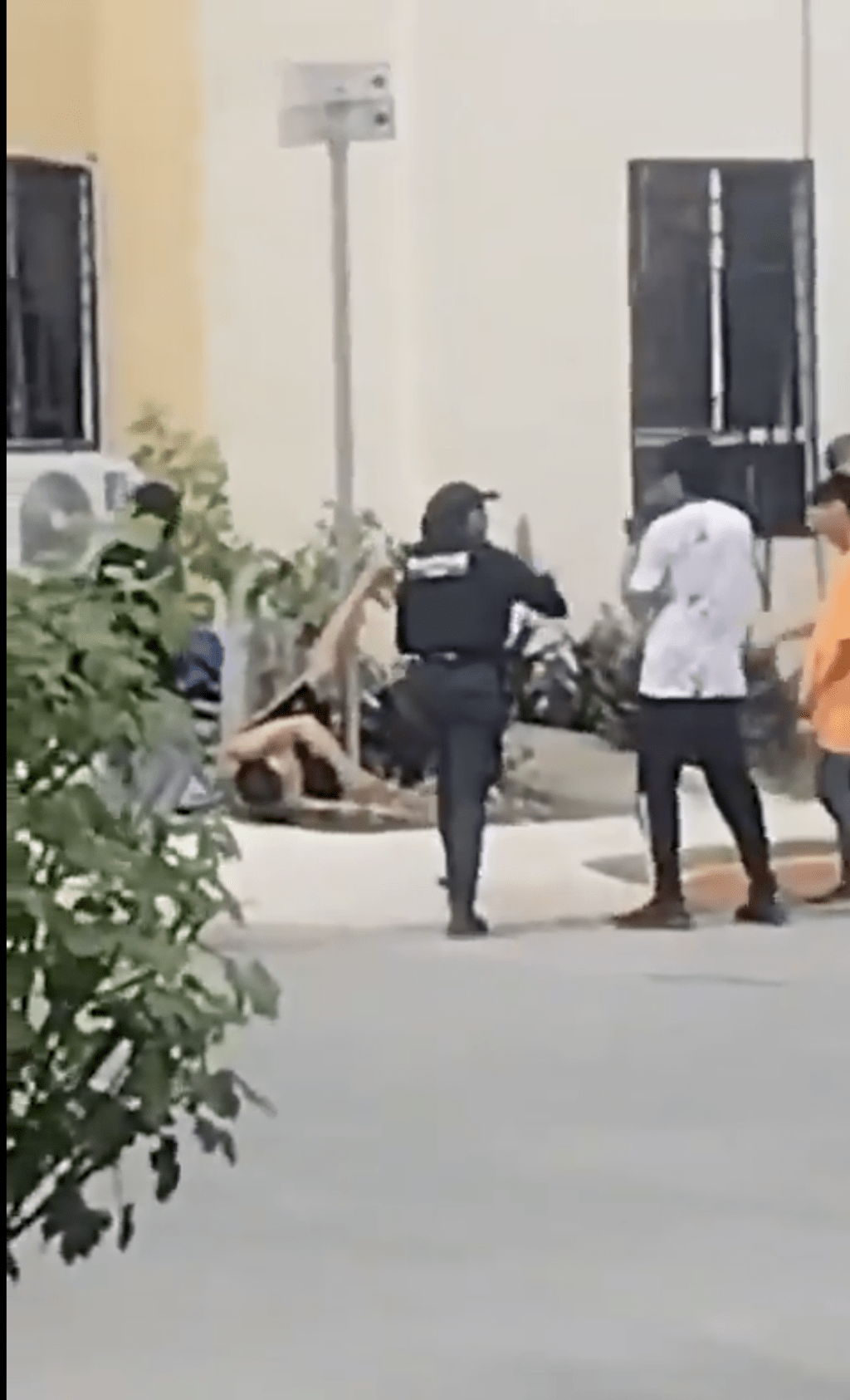 男子跌落下方石屎地面。