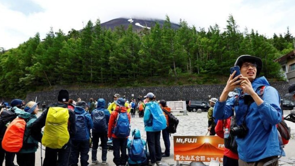 日本靜岡縣側富士山開山5日已有4人罹難，超越五年平均數。路透社
