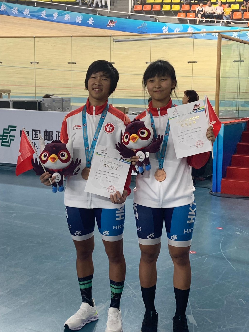 李思穎(右)和吳思穎亦在女子麥迪遜賽摘銅。相片由單車總會提供