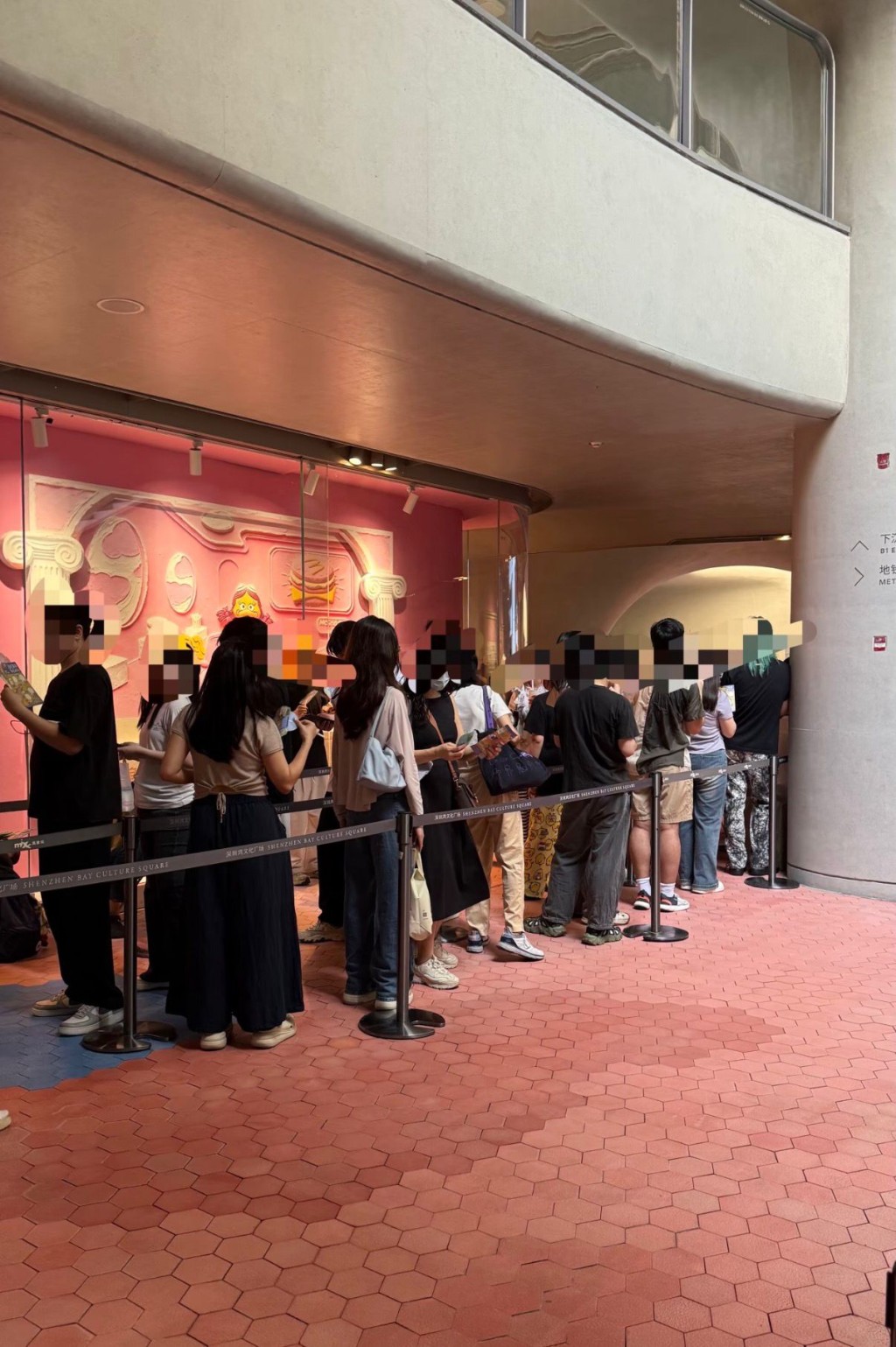 今早店舖排队情况（小红书）