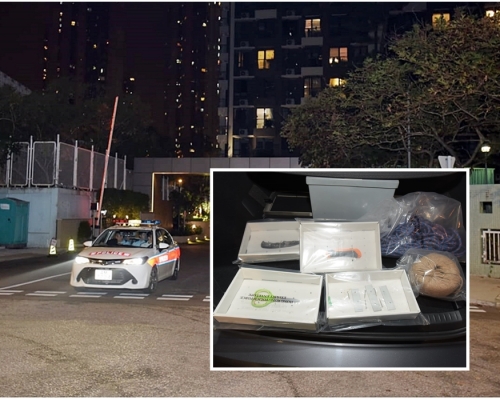警方在屋內發現一把剪刀、一把約6吋長摺刀，刀鋒約兩吋，一綑較幼的麻繩，及一綑較粗的行山繩。