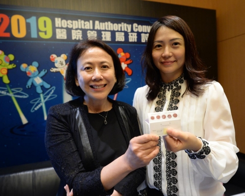 左起，兒童醫院兒科顧問醫生許鐘妮、兒童醫院病理學顧問醫生麥苗。