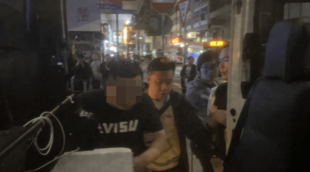 警方將男子帶上警車。蔡楚輝攝 警方將男子帶上警車。蔡楚輝攝