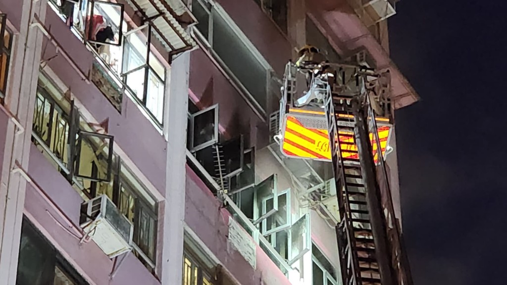 消防員架起雲梯進行灌救。黎志偉攝 消防員架起雲梯進行灌救。黎志偉攝