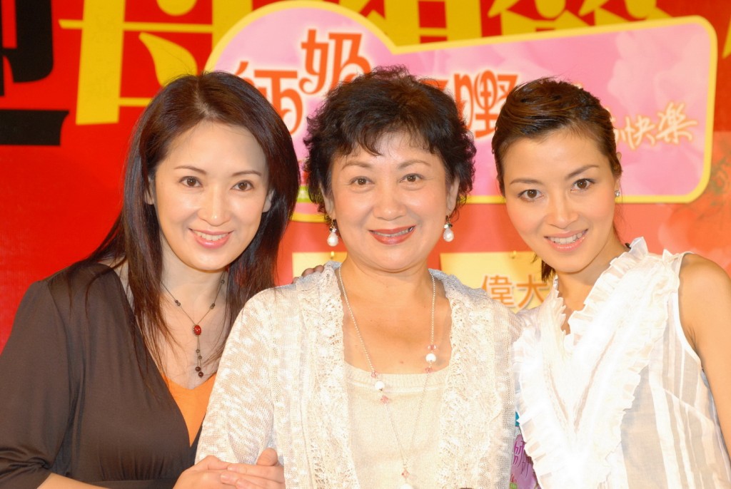 黃璦瑤（右）於香港演藝學院畢業後加入亞視。