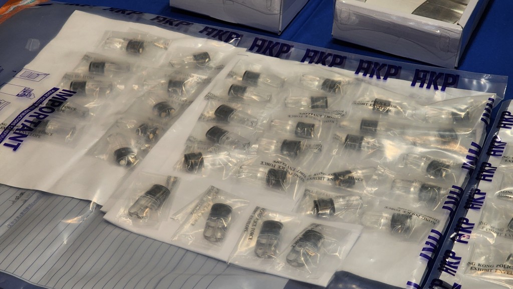 警方檢獲44粒內藏依托咪酯的膠囊。