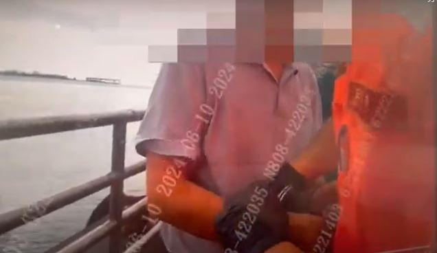 台湾海巡人员在淡水渔人码头将男子拘留。