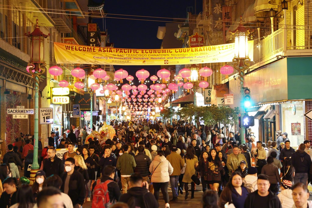 三藩市唐人街舞龍舞獅辦夜市迎接APEC和習拜會，氣氛熱鬧如過年。