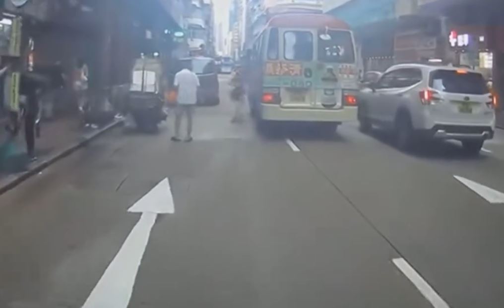 女乘客下車之際，紅Van突然開車。fb車cam L（香港群組）影片截圖