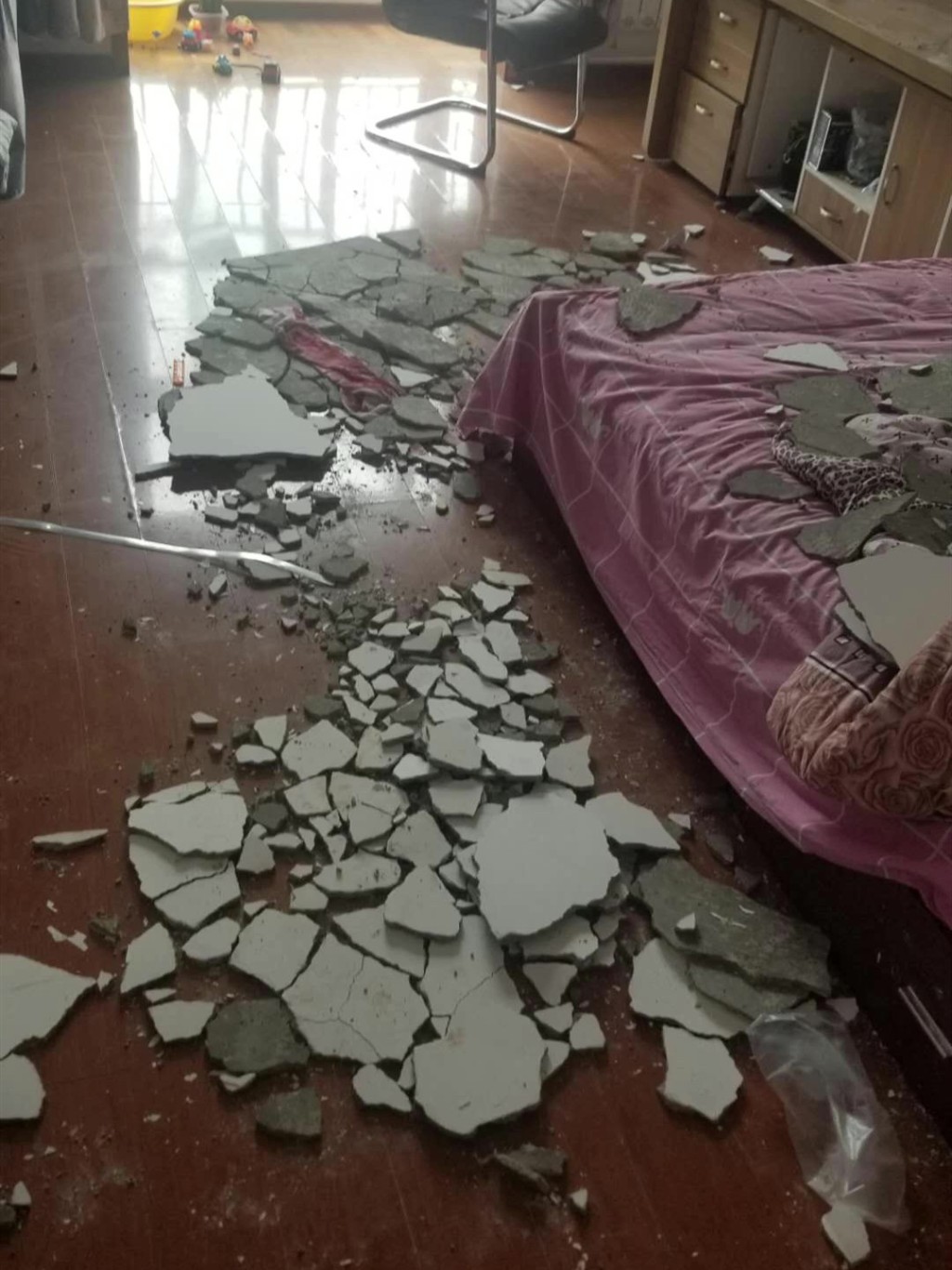 滿床及地上都是石屎碎片和血跡。網圖