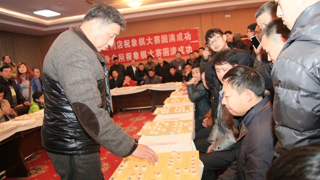 2015年柳大華助陣山東棗莊象棋公開賽，與棋手們進行「車輪戰」 。 新華社
