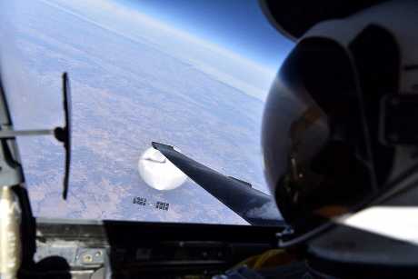 2月3日，美國空軍U-2偵察機上一名機師俯視疑似中國偵察氣球。路透社