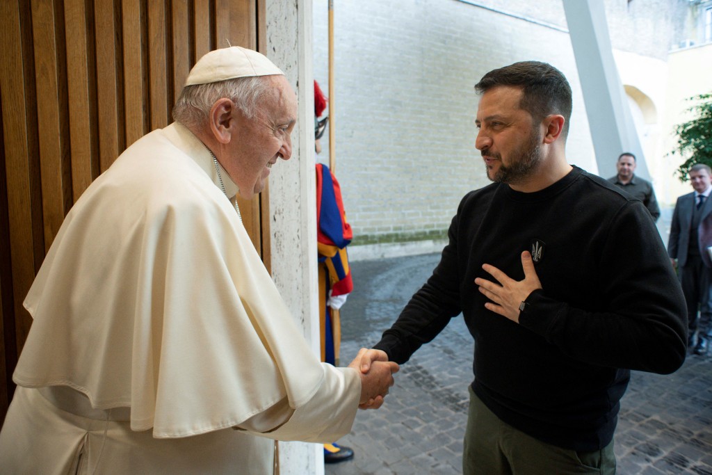 烏克蘭總統澤連斯基（右）與教宗方濟各握手（左）。路透