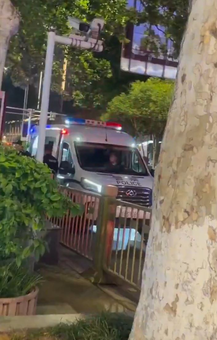 商場門外晚上仍有大批警力防止民眾聚集。