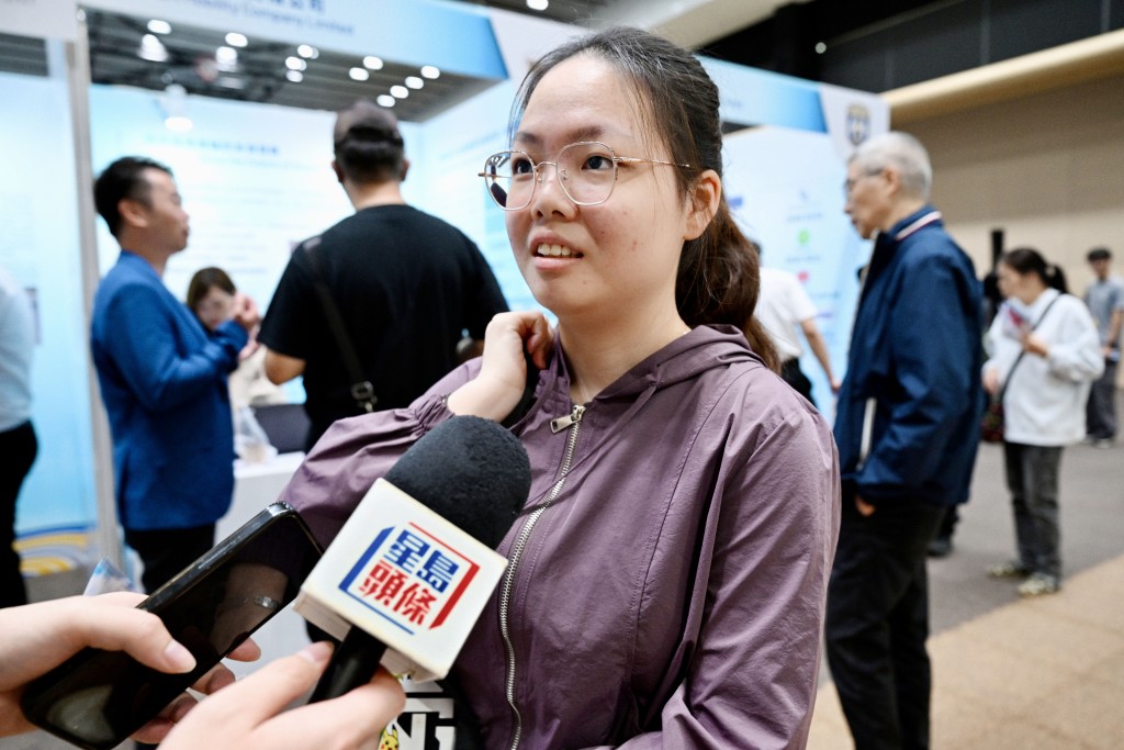 彭小姐打算應徵機場保安職位。