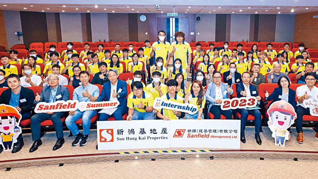 新輝（建築管理）總經理蔡旭文（前排左四）和新輝（建築管理）副總經理馮偉堅（前排右四）向學員作經驗分享。