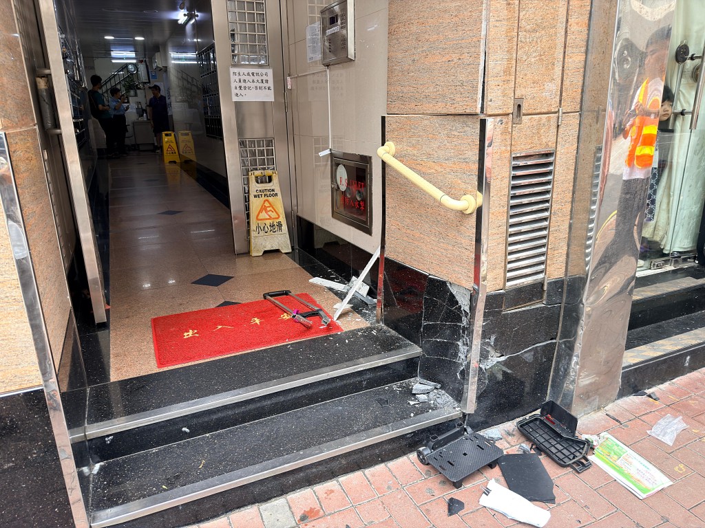 安慶大廈門口雲石崩裂。梁國峰攝 安慶大廈門口雲石崩裂。梁國峰攝