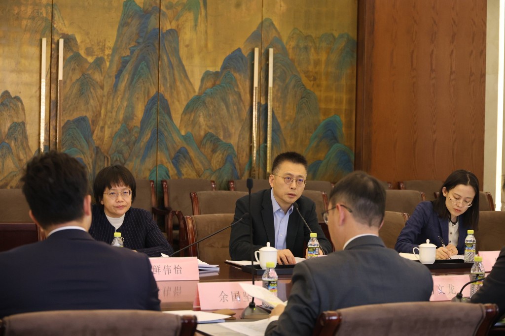 香港律師會會長湯文龍下午率領理事會代表團拜訪中華人民共和國外交部，獲外交部條約法律司司長齊大海接見。香港律師會