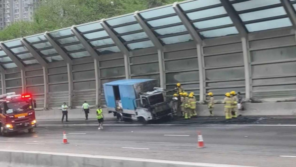 屯門公路貨車疑過熱陷火海 消防趕至救熄。FB 屯門公路交通關注組 圖片