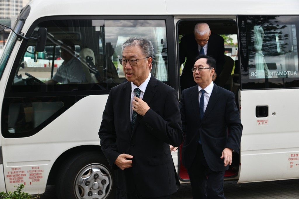 委員會主席陸啟康（前）、委員陳健波（後）。