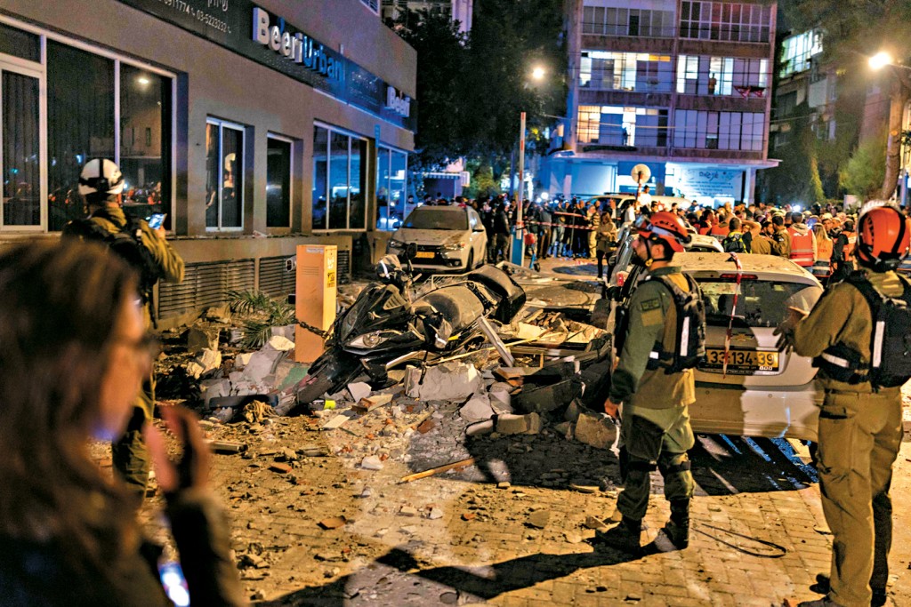 以色列特拉維夫郊區一住宅樓宇，遭伊朗導彈擊中損毀。