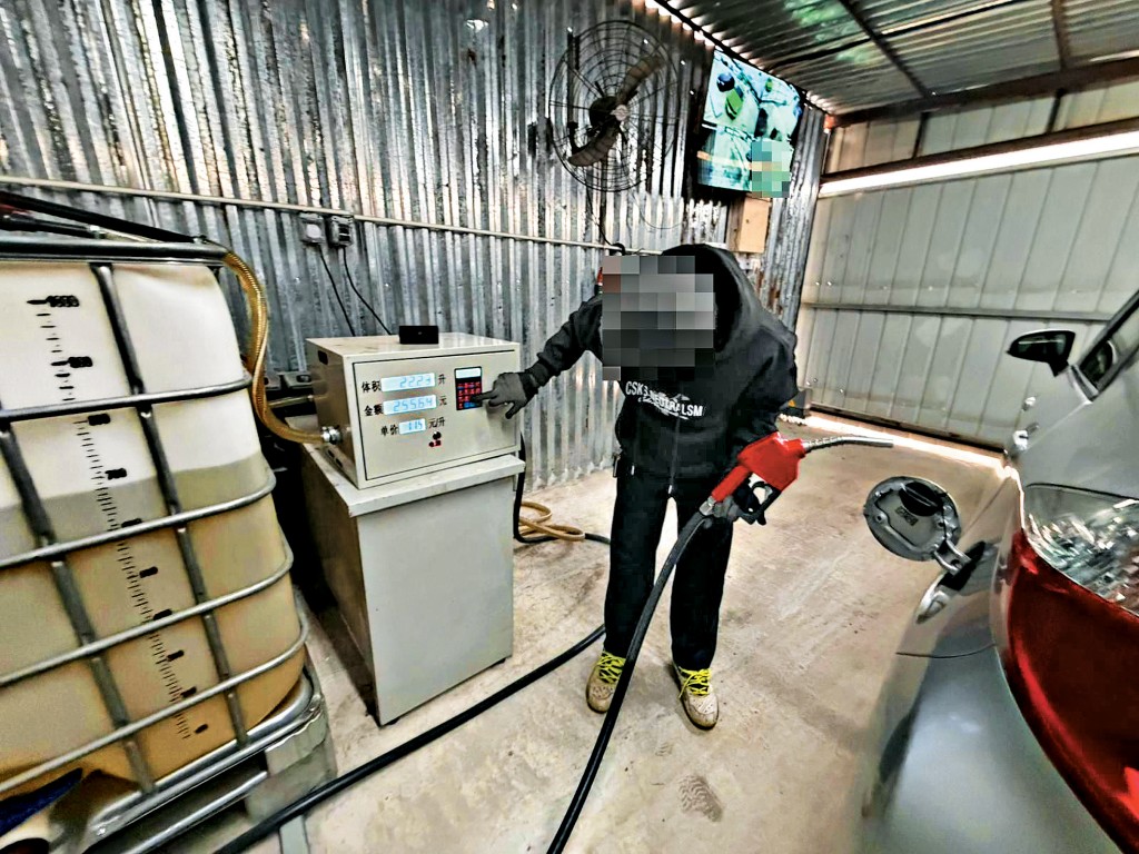 記者直擊元朗區非法油站，員工正為客人入油。