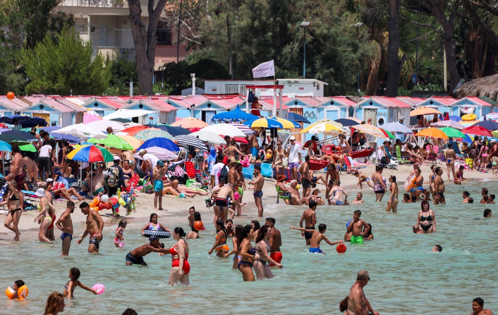熱浪襲意大利市民紛湧往海灘消暑。路透社