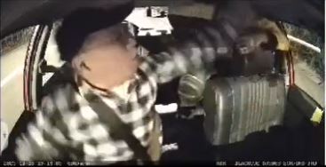 司機奪刀後刺向賊人。網上影片截圖