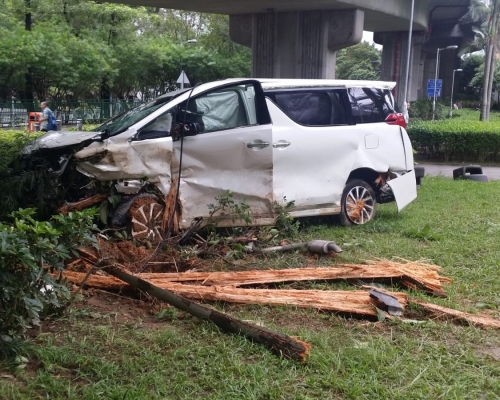 七人車損毀嚴重。