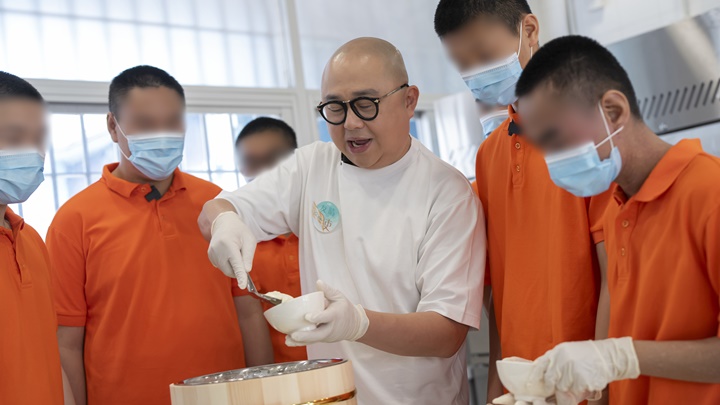 阿Bob與青少年在囚人士一同製作豆腐花，作為父親節的禮物。