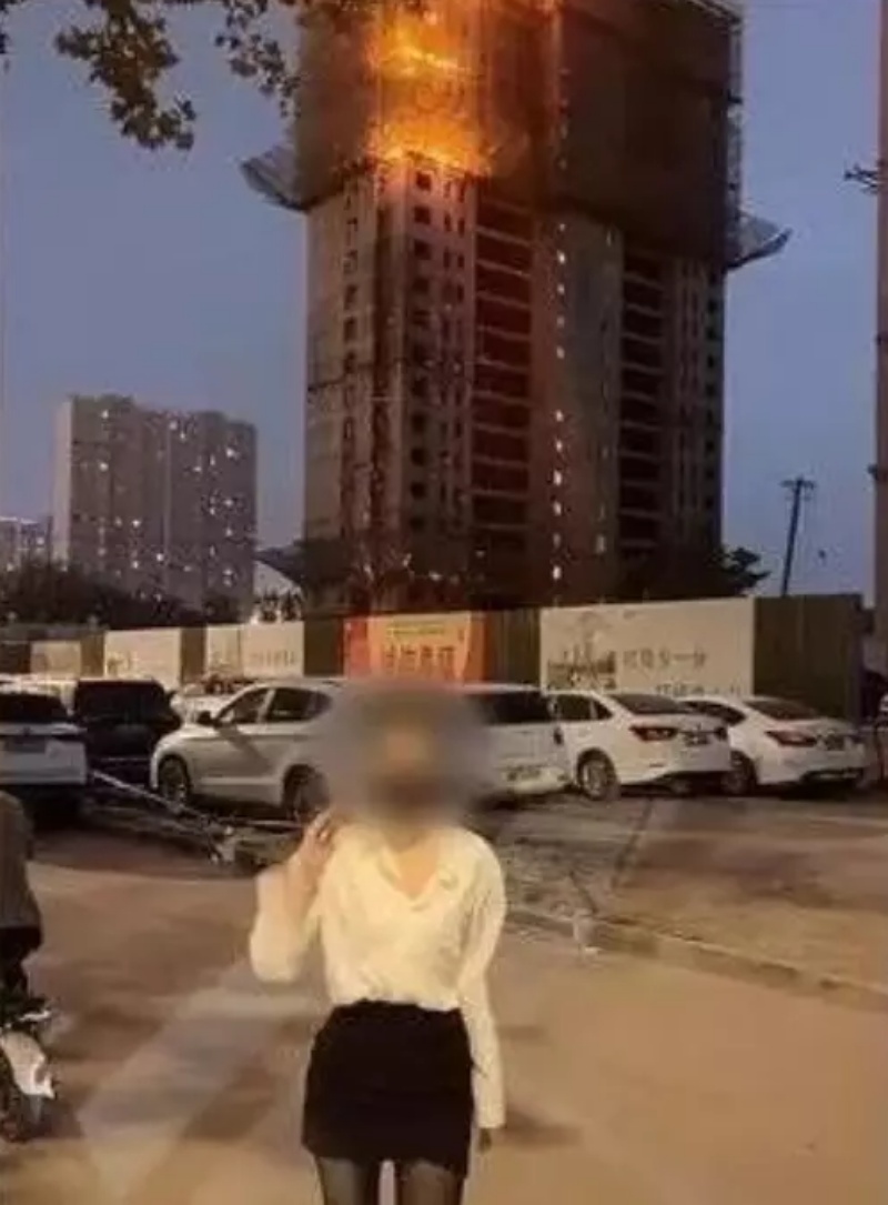 女子竟以火警现场为背境跳起舞来。