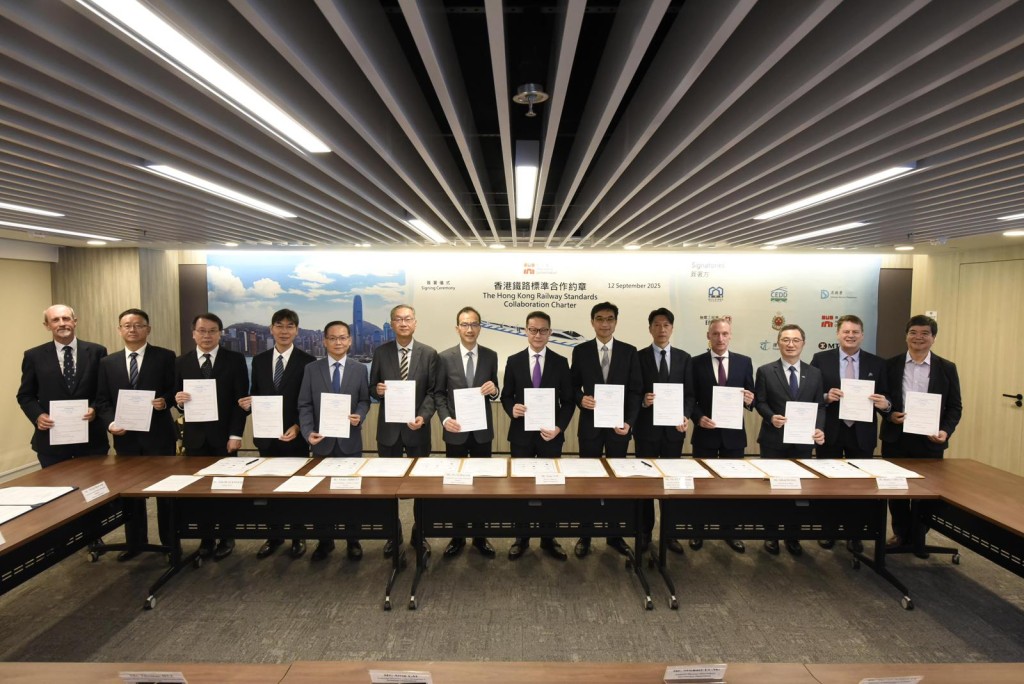 路政署去年9月與相關政府部門代表和各界專家簽署《香港鐵路標準》合作約章的儀式。(運物局網誌)